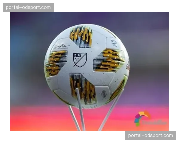 阿迪达斯发布新款欧冠决赛用球，采用全新材料